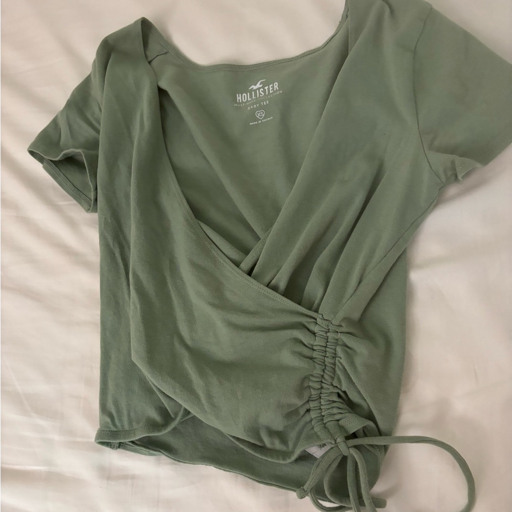 Hollister Green Tie Knot Baby Tee
Size: XS
Worn TWICE, Amazing Condition